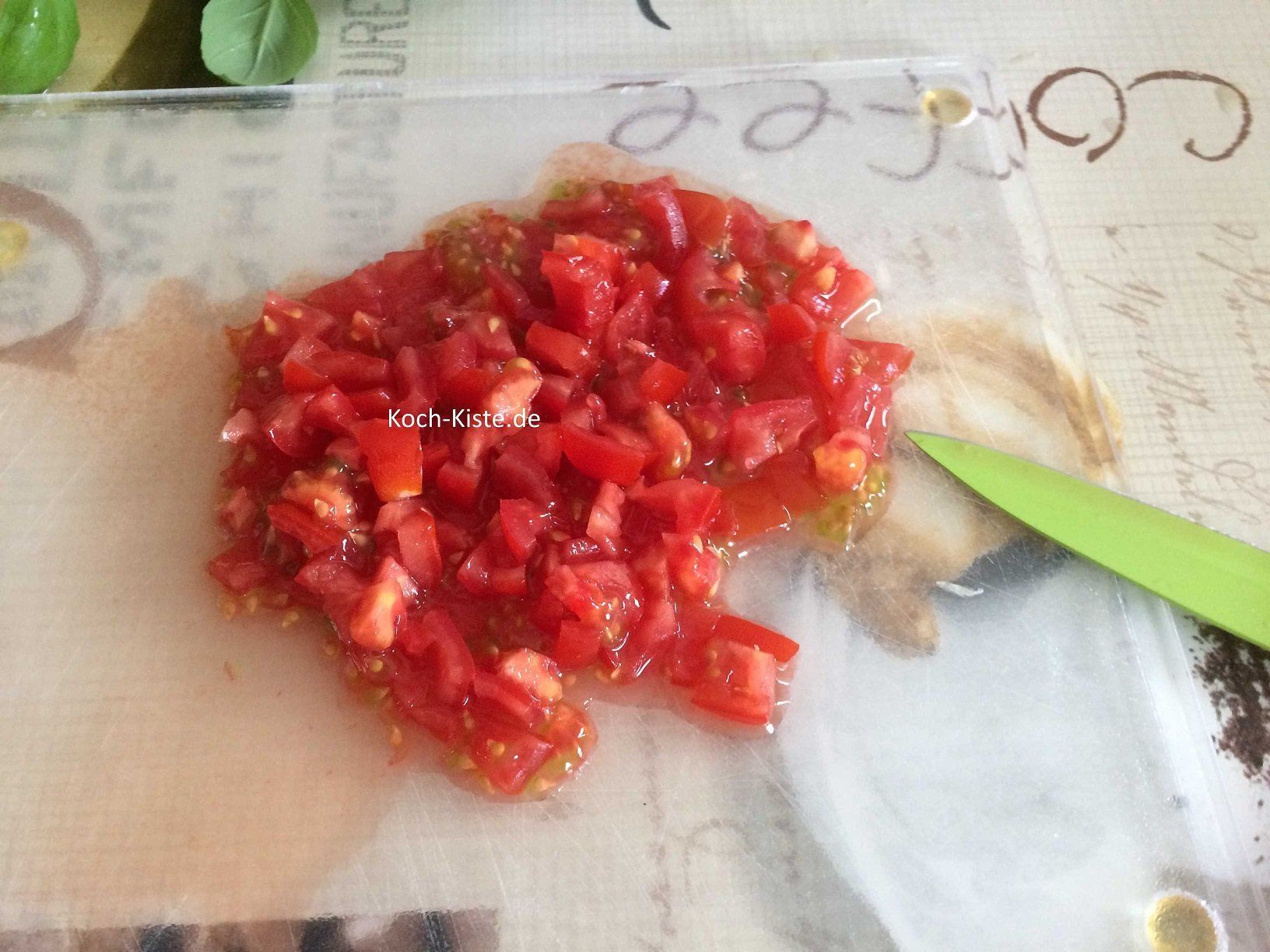Tomaten klein würfeln