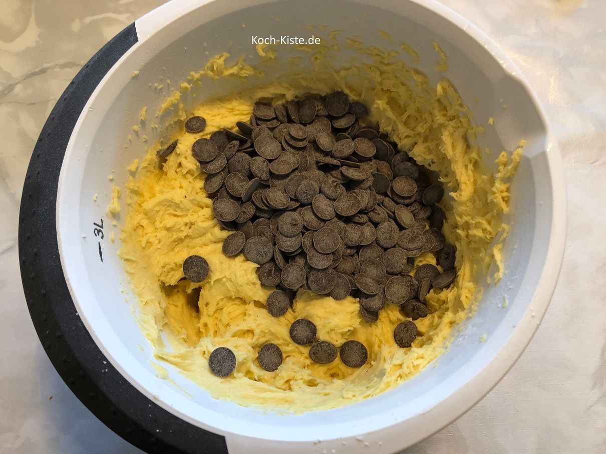 jetzt dürfen beide Packungen Schokoladenplätzchen mit in die Rührschüssel
