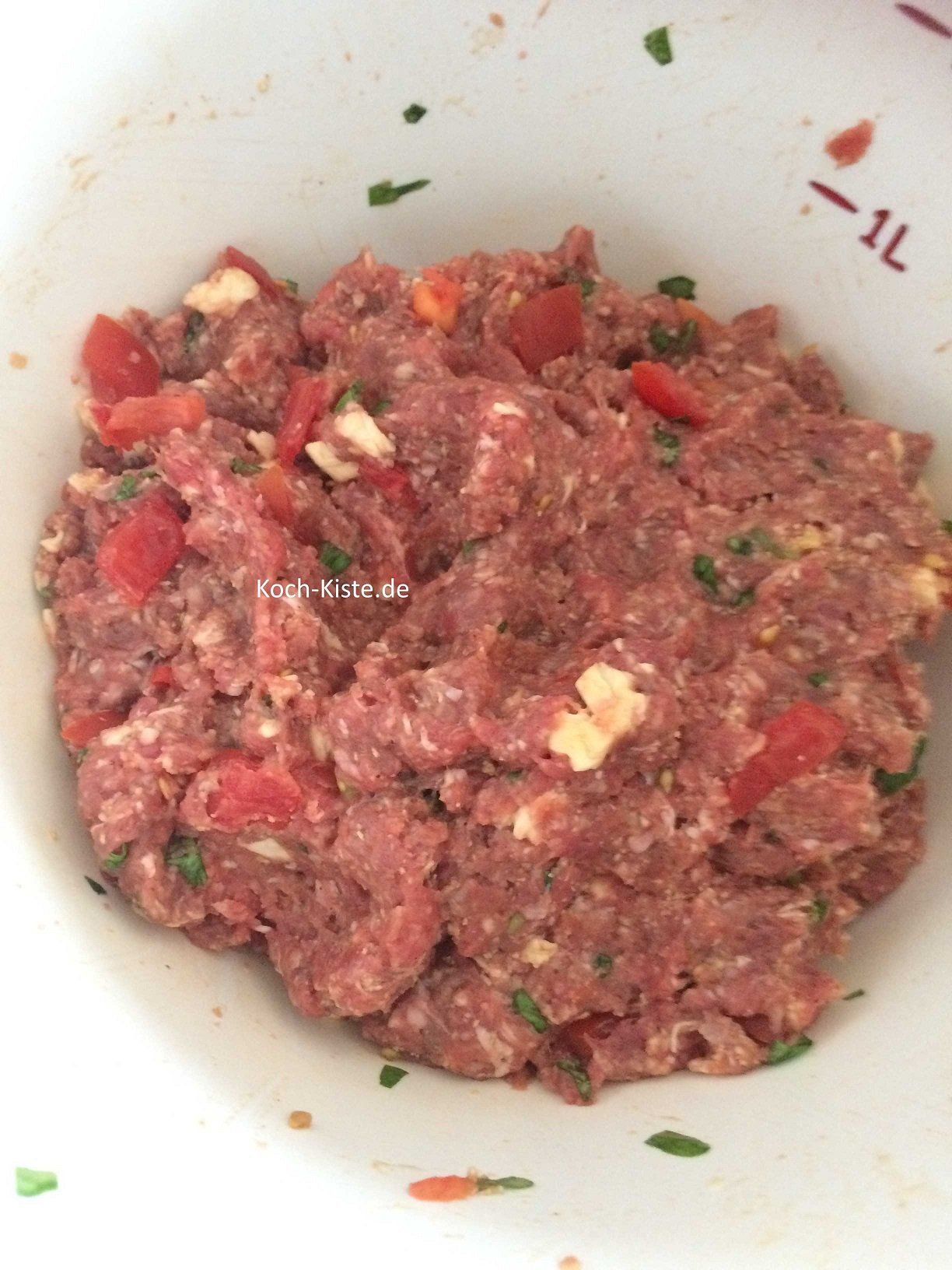 mit den Händen die Zutaten verkneten