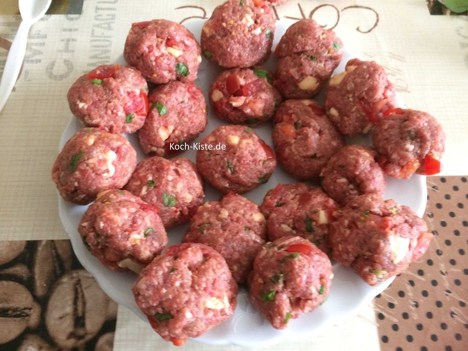 mit den Händen kleine Hackbällchen formen