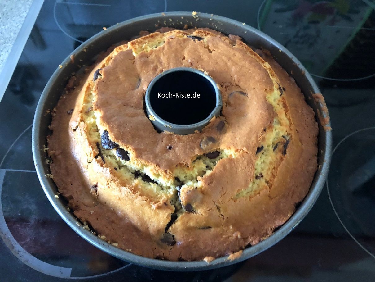 nehme den fertigen Kuchen aus dem Backofen und lasse ihn 20 Minuten so stehen