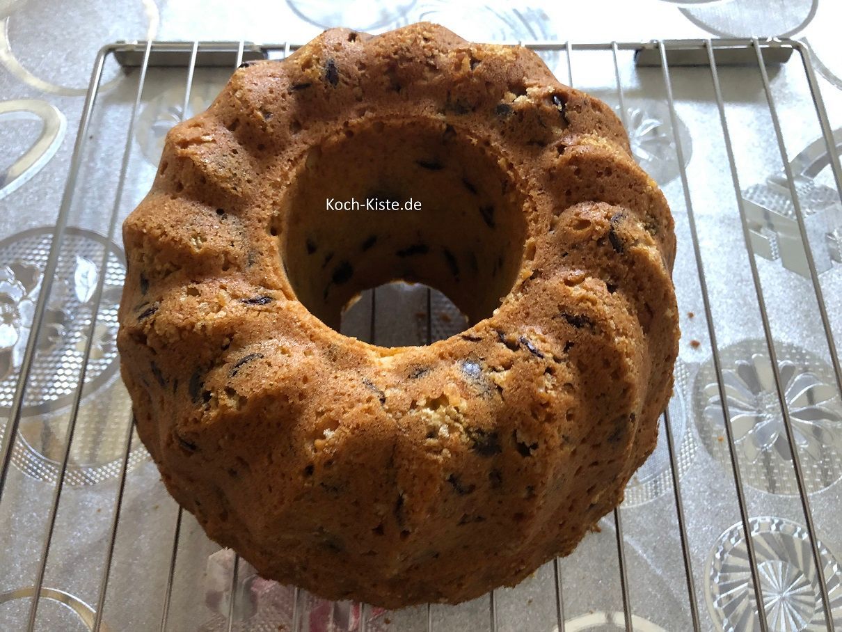 stürze den Schokoladenplätzchen Puffer vorsichtig auf ein Abkühlgitter