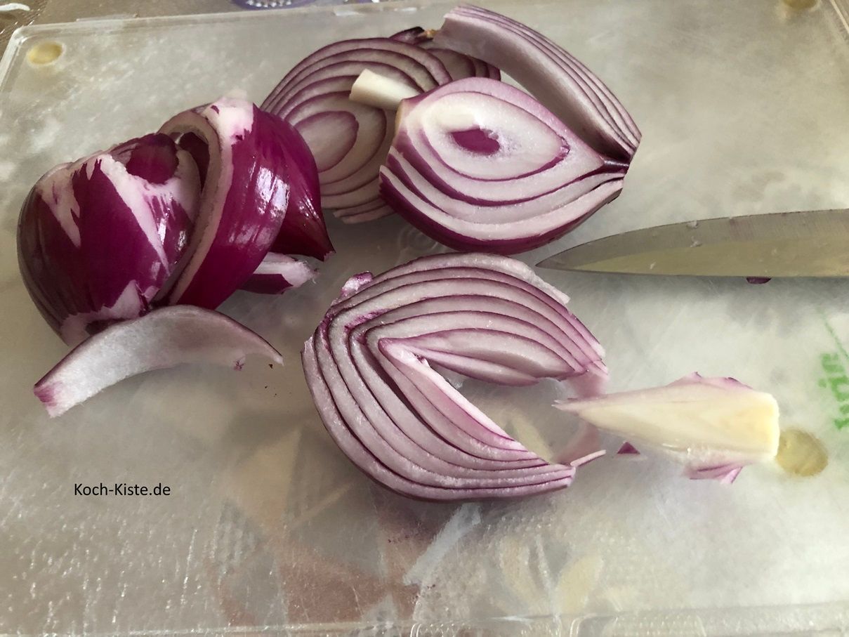 schneide den Zwiebelkern heraus