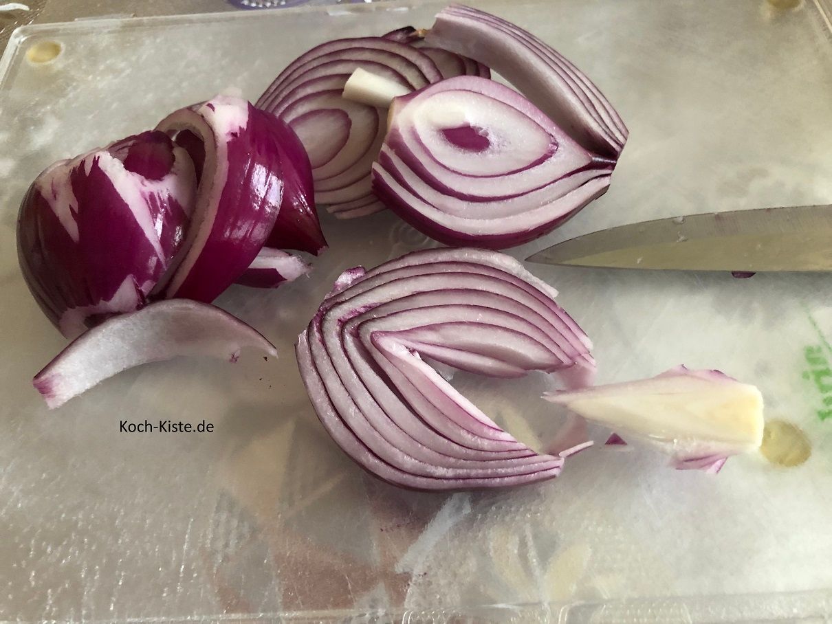 schneide den mittleren weißen Zwiebelkern heraus und entsorge ihn