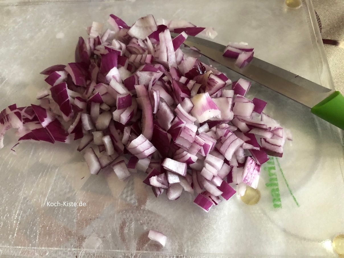 dann schneide die Zwiebelscheiben in Streifen und dann in kleine Würfel