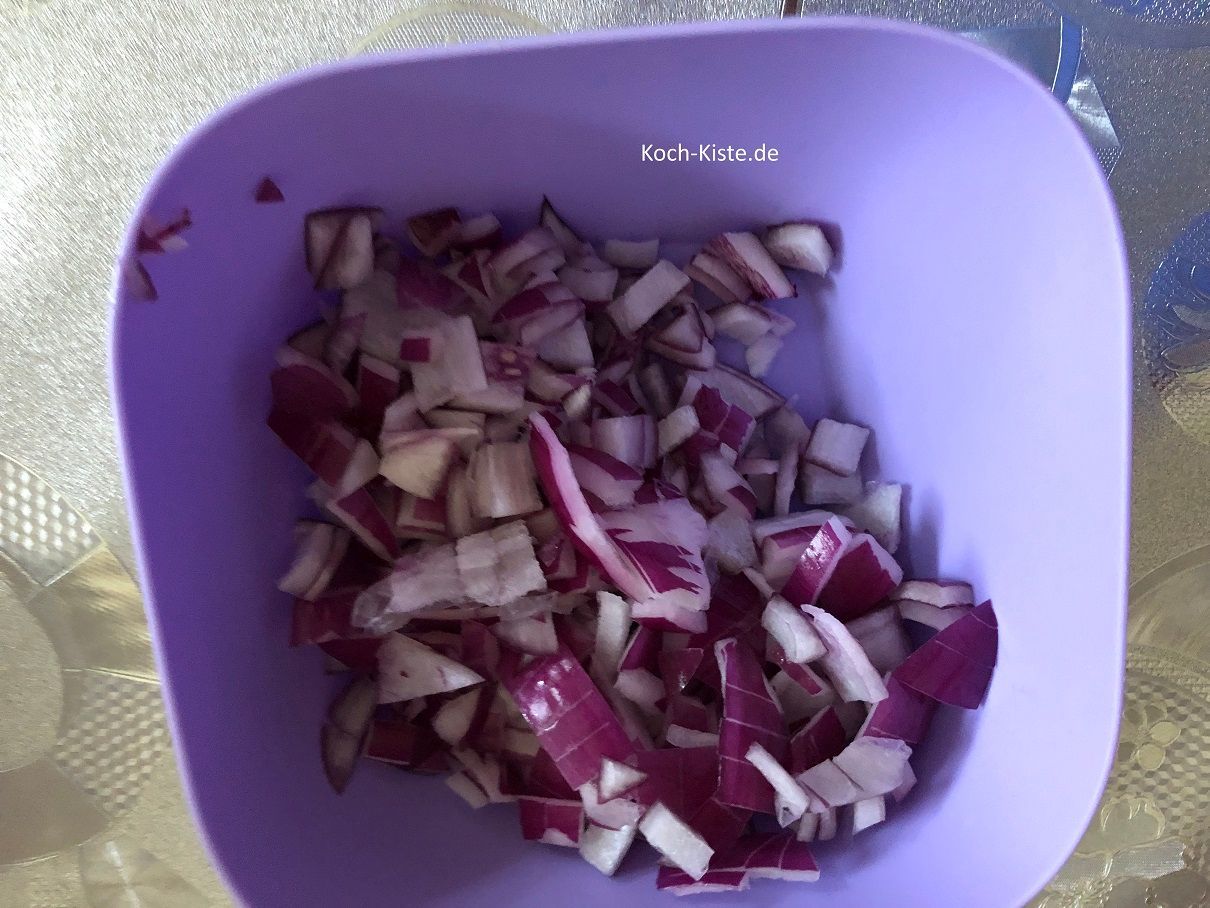 gebe die Zwiebelwürfel in eine kleine Schale