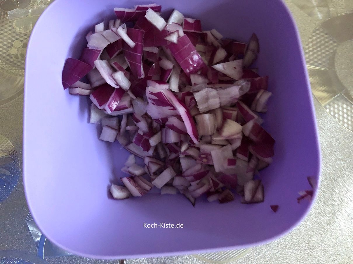 gebe die Zwiebelwürfel in eine Schale