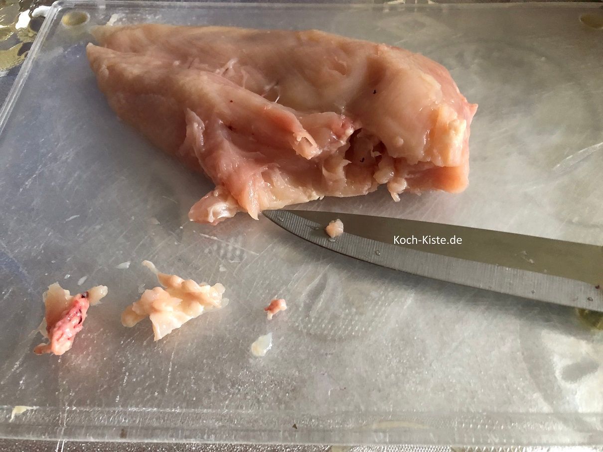 schneide vorhandende Sehnen und Fettstückke heraus