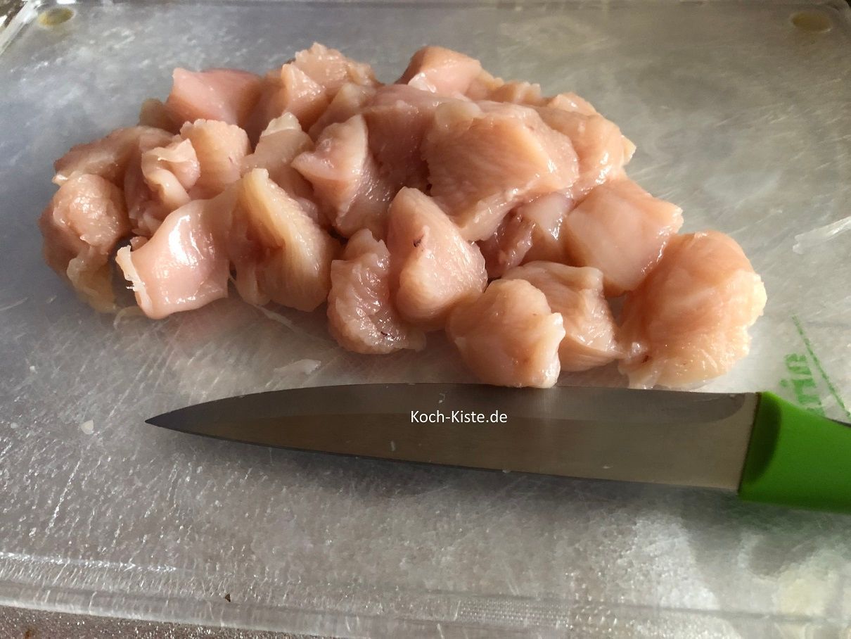 nun kannst Du das Hähnchenbrustfilet in kleine Stücke schneiden