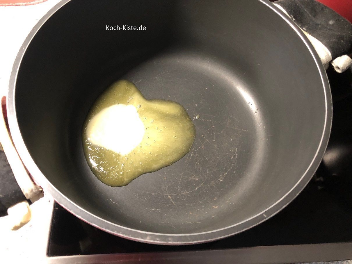 gebe die Pflanzencreme in die Pfanne und lasse sie schmelzen