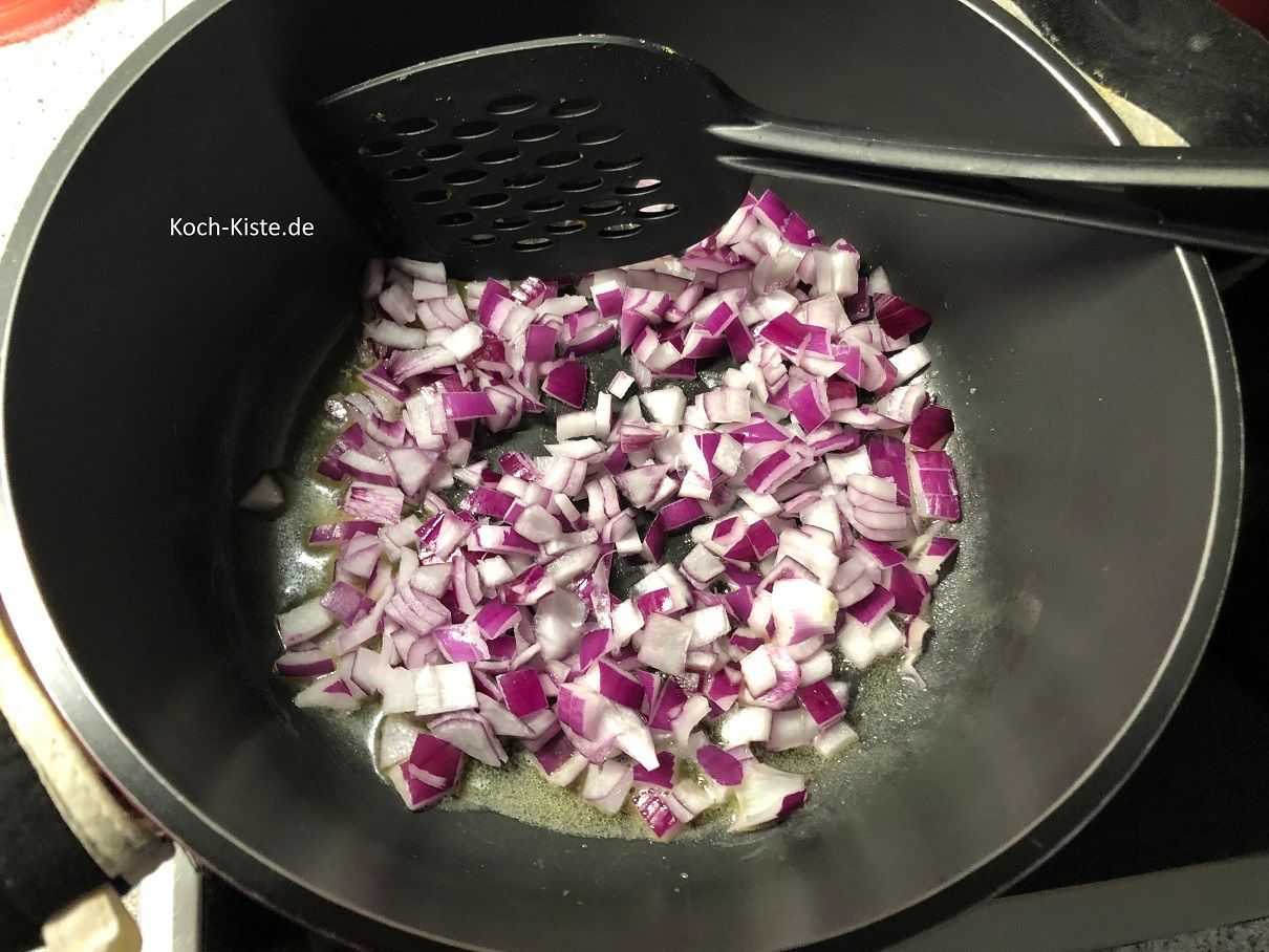 als nächstes gebe die Zwiebelwürfel in die Pfanne und brate sie glasig an
