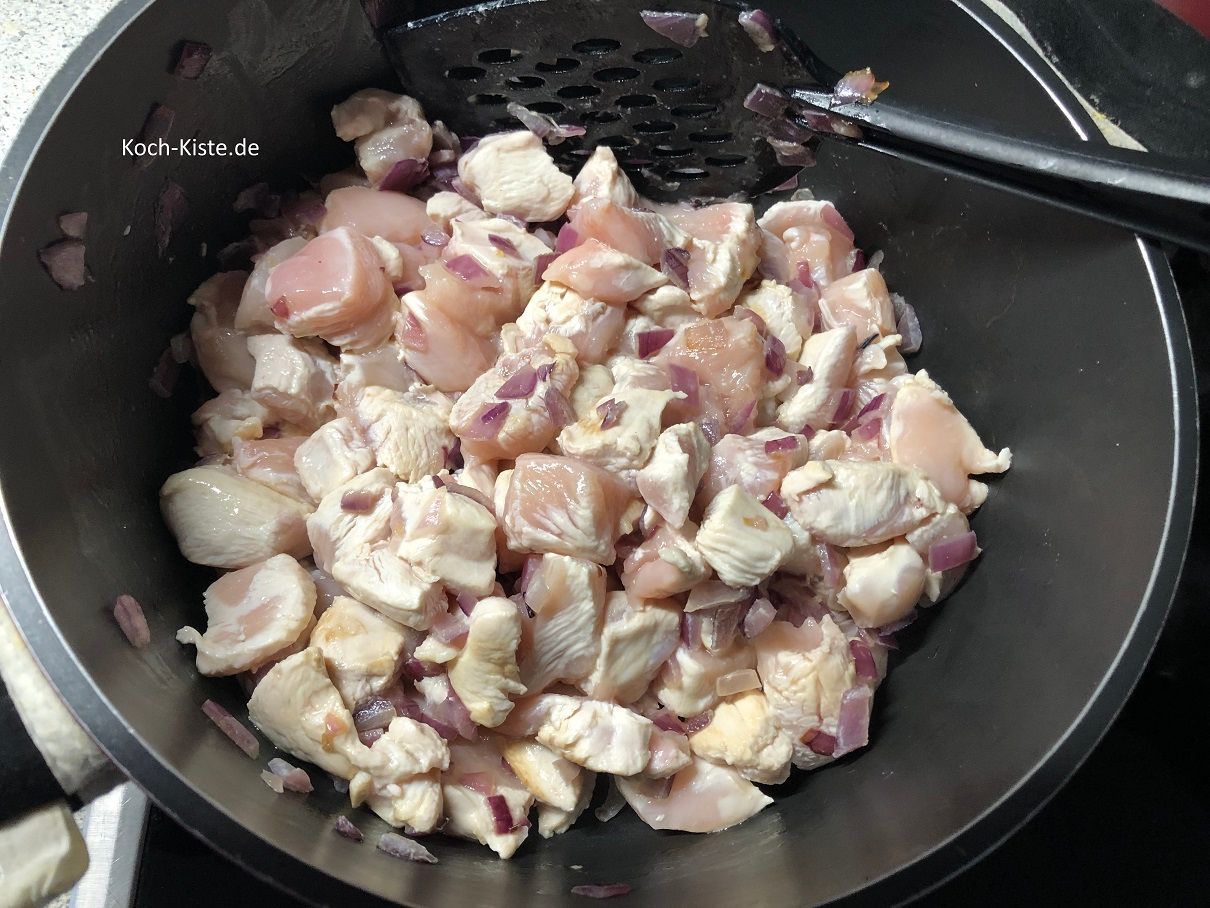 brate das Fleisch an in dem Du mit dem Pfannenwender die Masse immer wieder wendest