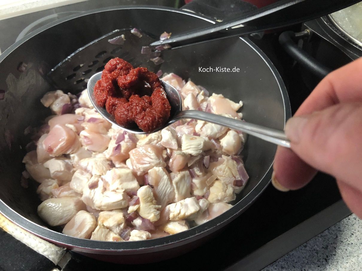 als nächstes kommen 4 Esslöffel Tomatenmark mit in den Topf