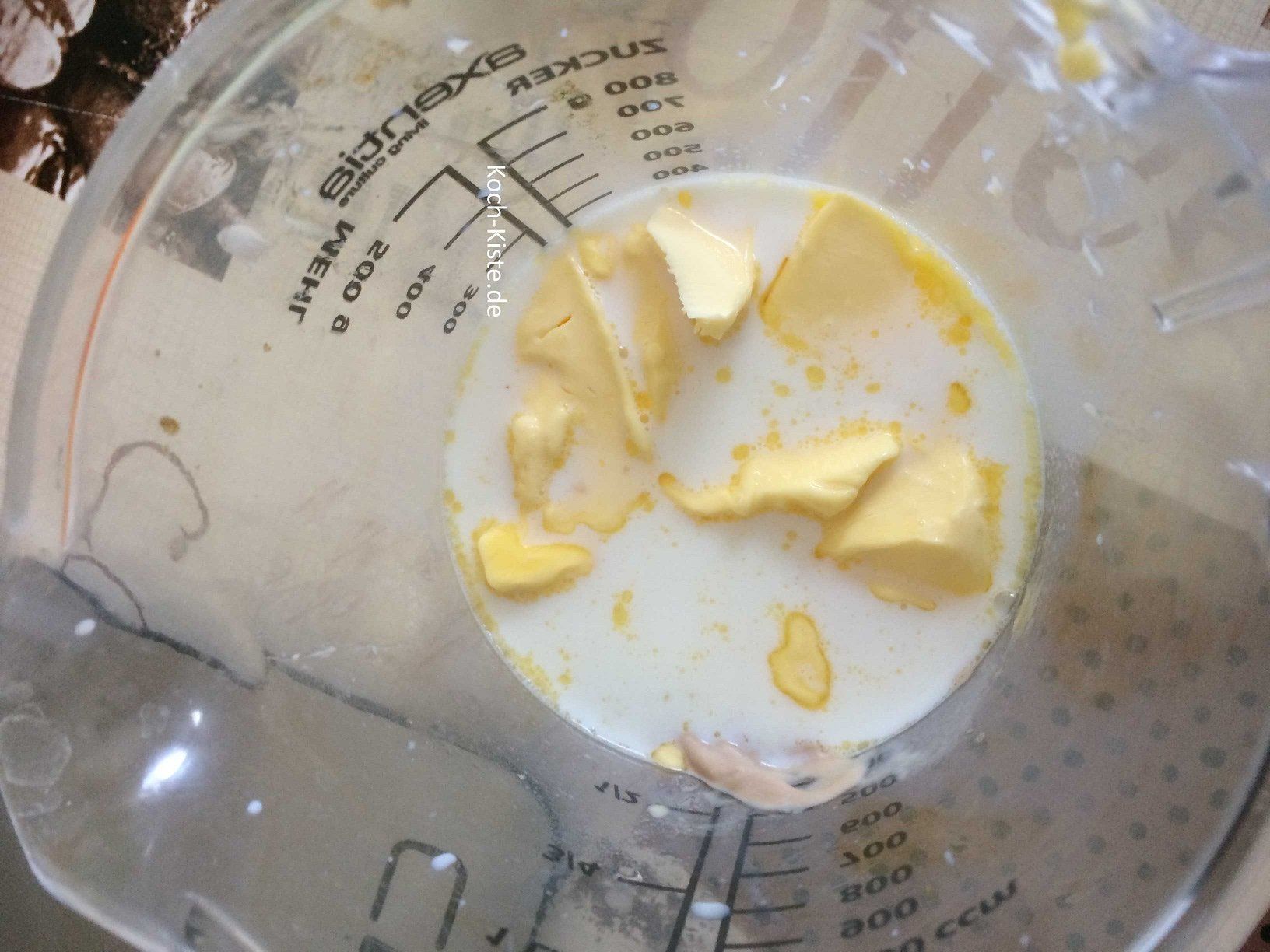 Butter in die erwärmte Milch geben