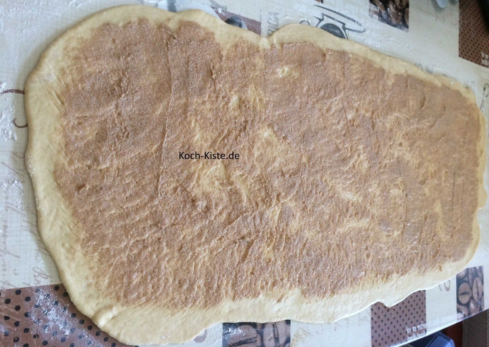 Teig mit Zimt-Mischung bestreichen