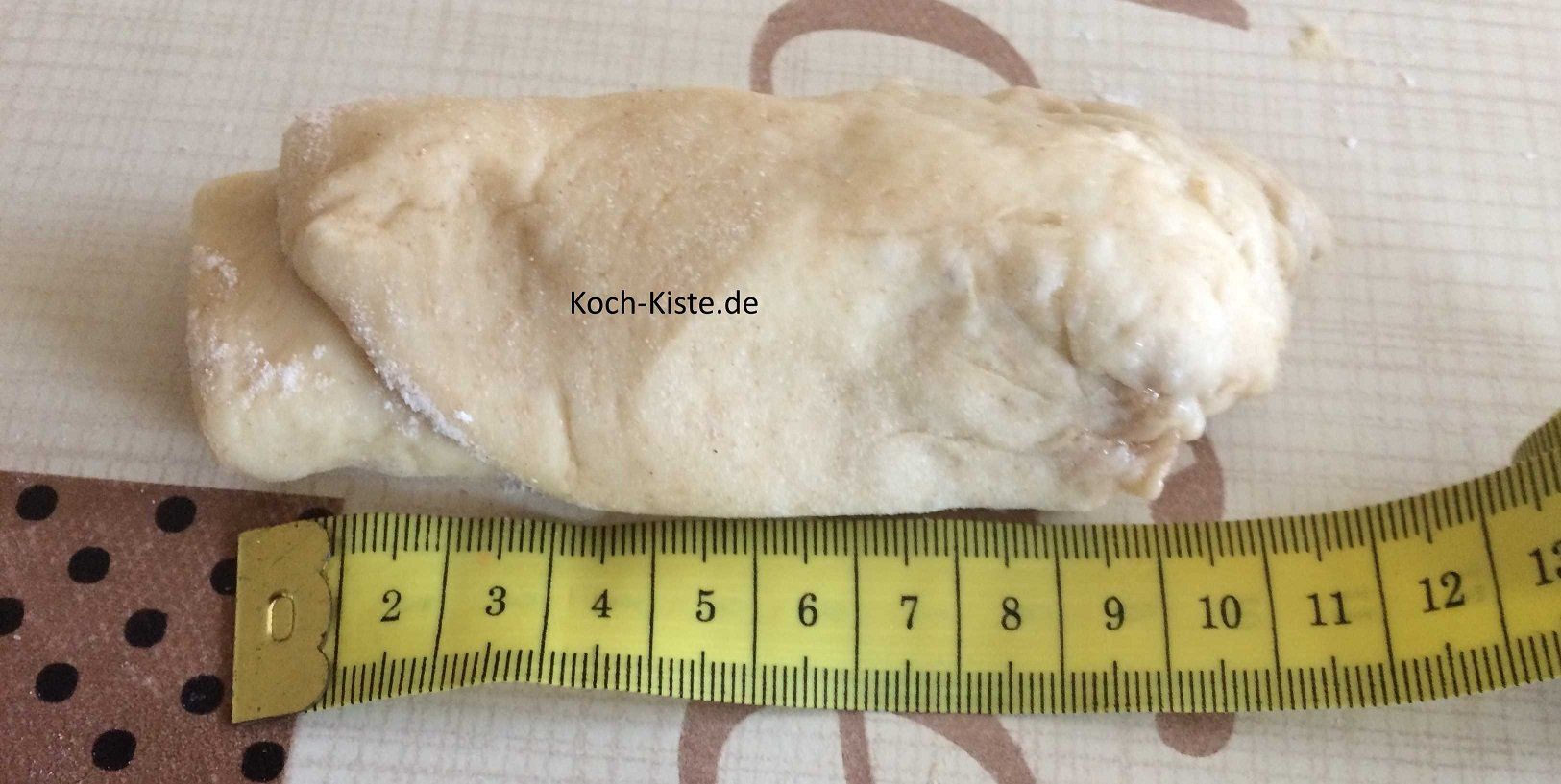 kleine Teigstücke von der Rolle abschneiden