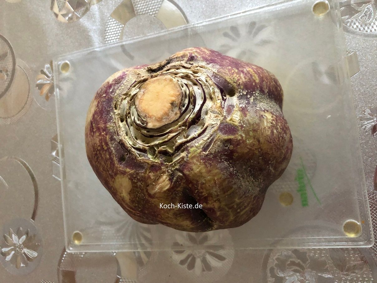 lege die Steckrübe auf das Schneidebrett