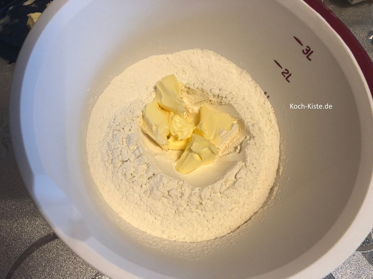gebe in die Vertiefung die Butter in Stücken hinein