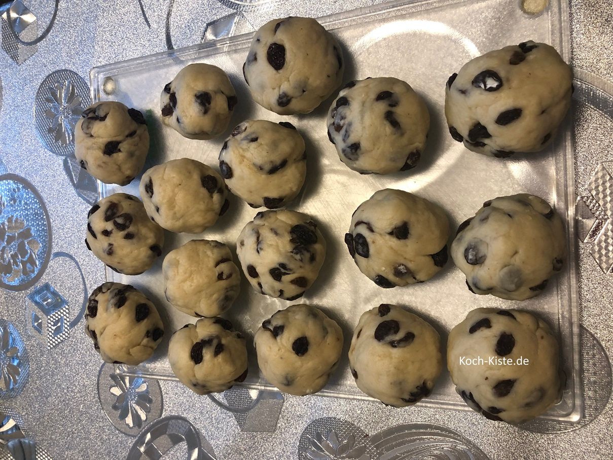 fertige aus dem Teig Klüten in der Größe zwischen Tischtennis-und Tennisball