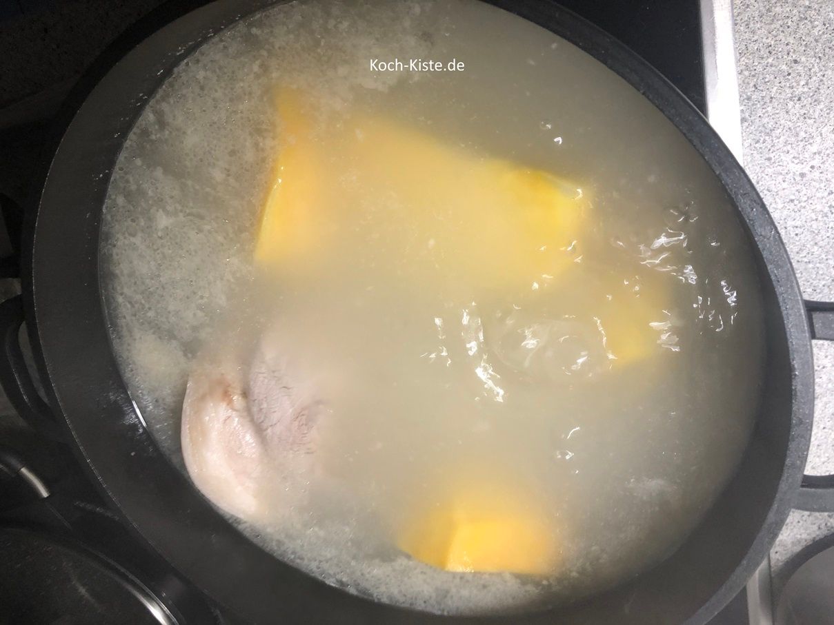 gebe mit Hilfe der Schaumkelle die Steckrübenstücke mit in den Topf