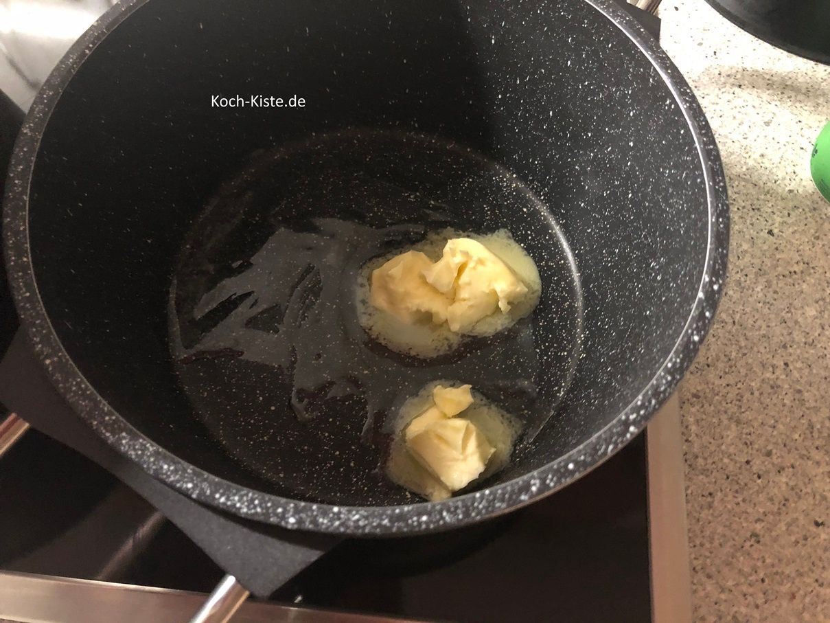 gebe die Butter in einen kleinen Topf und lasse sie schmelzen
