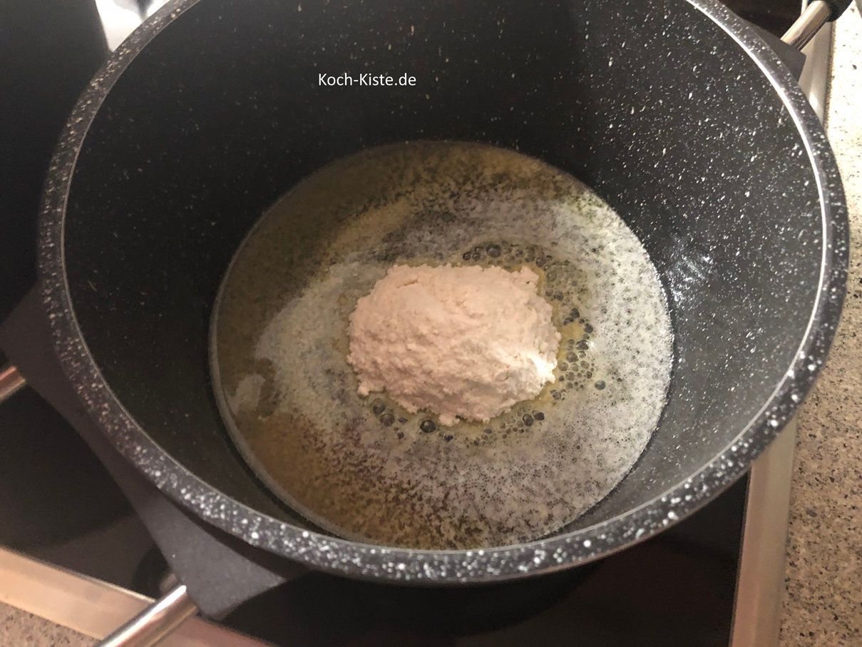 dann wird das Mehl hinzu gegeben und mit dem Schneebesen kräftig gerührt