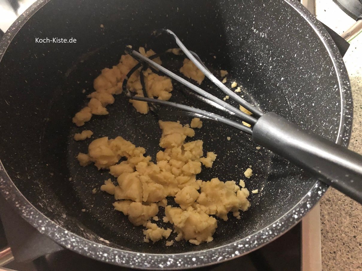 so dass Krümel entstehen ( falls noch zu feucht - etwas Mehl  dazu )