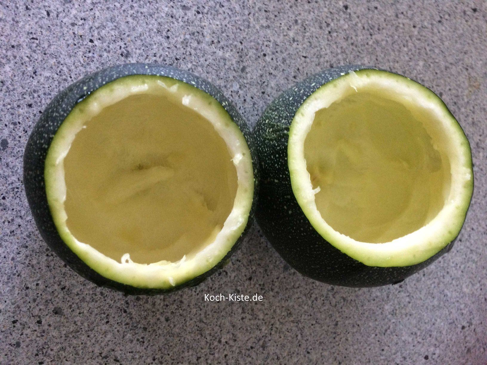 Zucchini aushölen