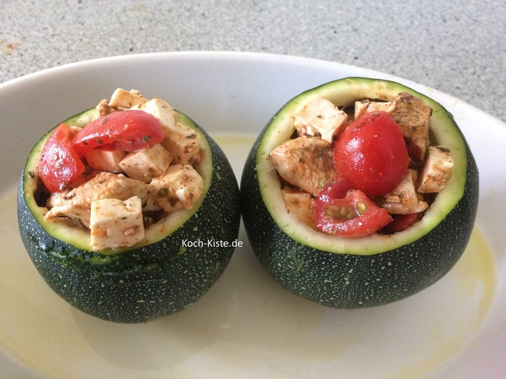 runde gefüllte Zucchini mit Hähnchenbrust
