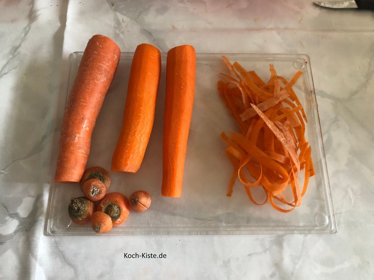 beginne damit bei den Wurzeln je oben und unten ein Stück zu entfernen. Dann schäle die Wurzeln mit Hilfe des Sparschälers.