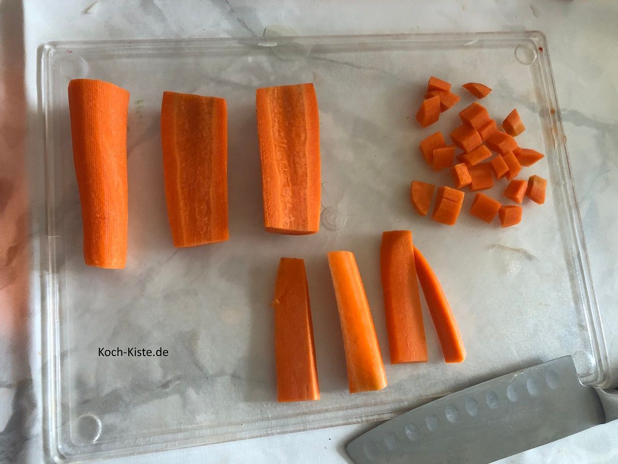 Jetzt kannst Du die Wurzeln halbieren, in 4 Streifen zu schneiden und dann in kleine Stücke zu schneiden.