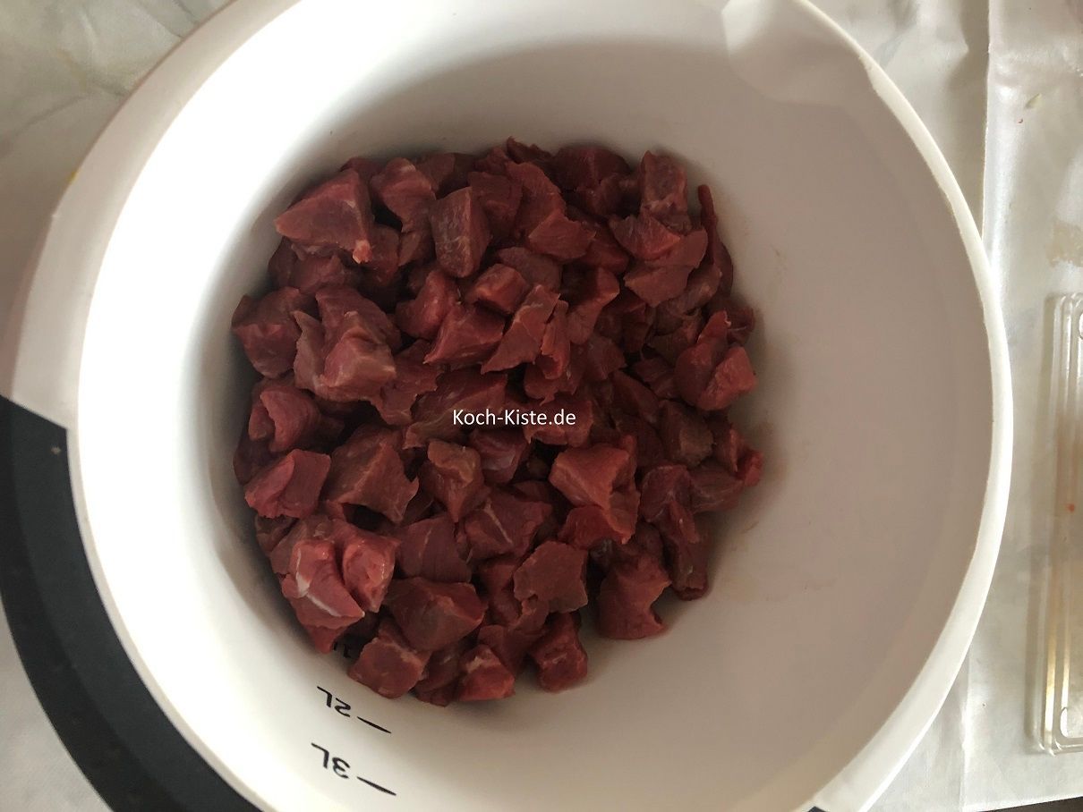 schubse die kleinen Fleischstücke mit den Messer in einen Schüssel