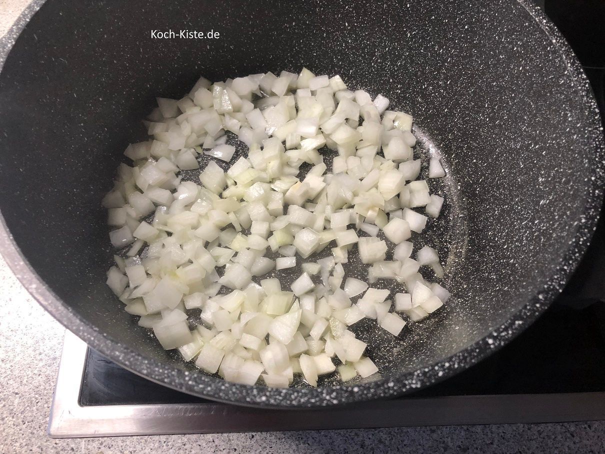 wenn die Pflanzencreme geschmolzen ist gebe die Zwiebelstücke in den Topf und brate sie an