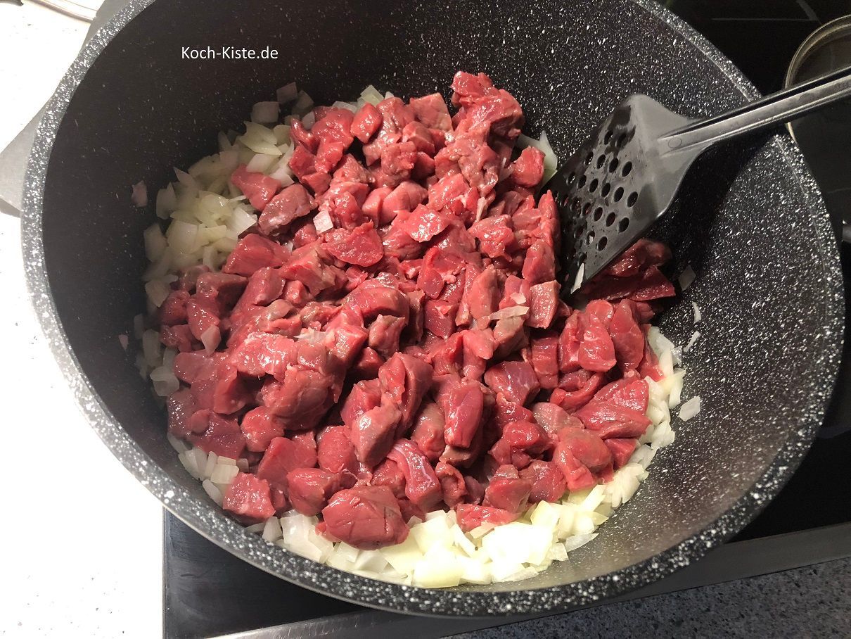 jetzt darf das Fleisch mit in den Topf und wird angebraten von allen Seiten