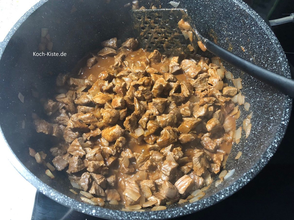 und rühre es mit dem Pfannenwender gleichmäßig unter