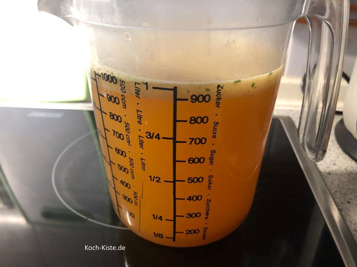 erhitze im Wasserkocher Wasser . In den Messbecher kommt das Rinderbrühepulver und 1 Liter Wasser