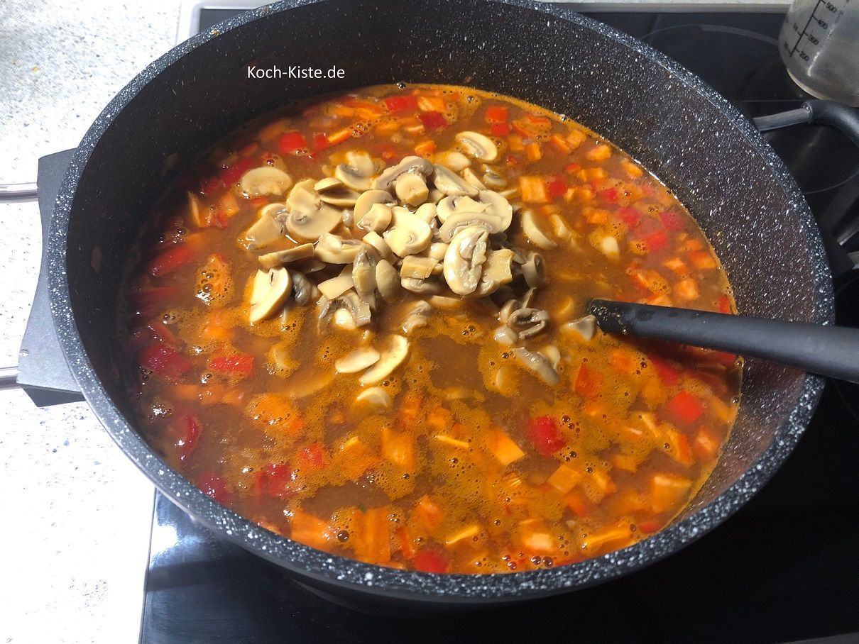 und die Pilzscheiben mit in den Kochtopf
