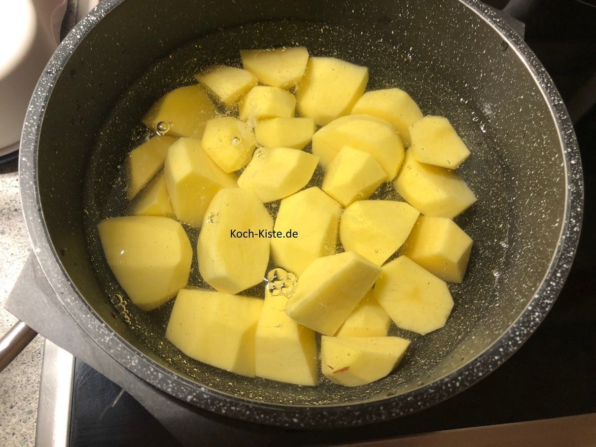 beginne damit die Kartoffeln zu schälen , eventuell zu halbieren, unter kaltem , fließendem Wasser abzuspülen und in einen Topf zu geben.