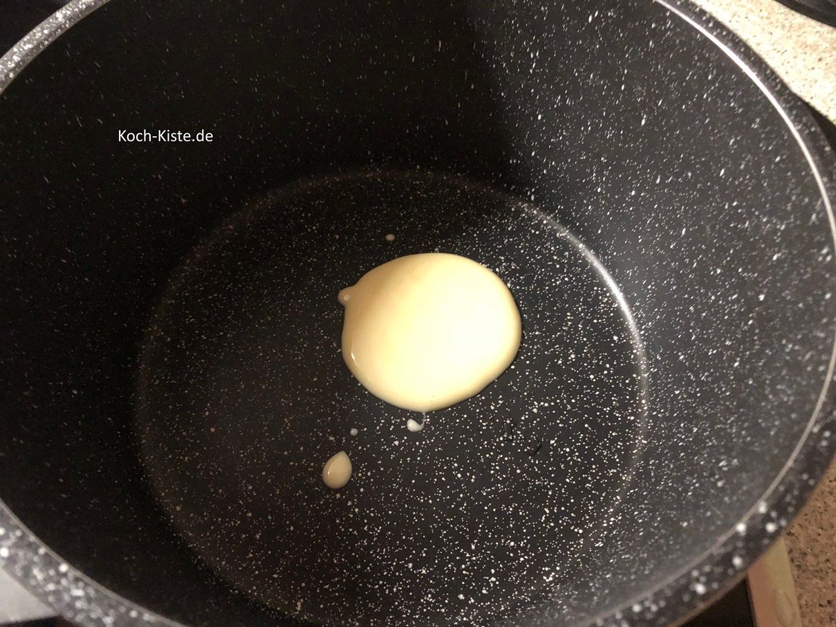 beginne damit Pflanzencreme oder Butter in einen Topf zu geben