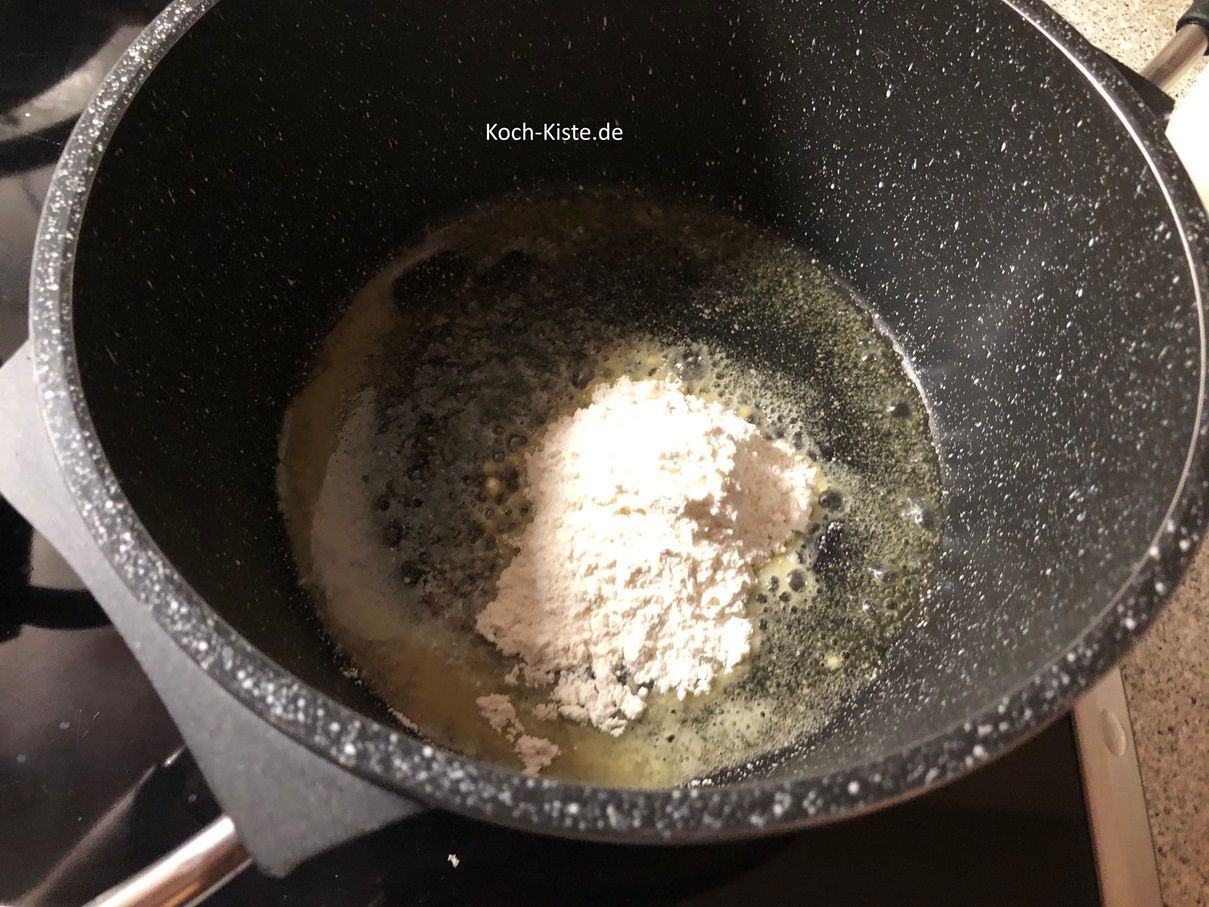 dann gebe das Dinkelmehl hinzu und verrühre alles mit dem Schneebesen
