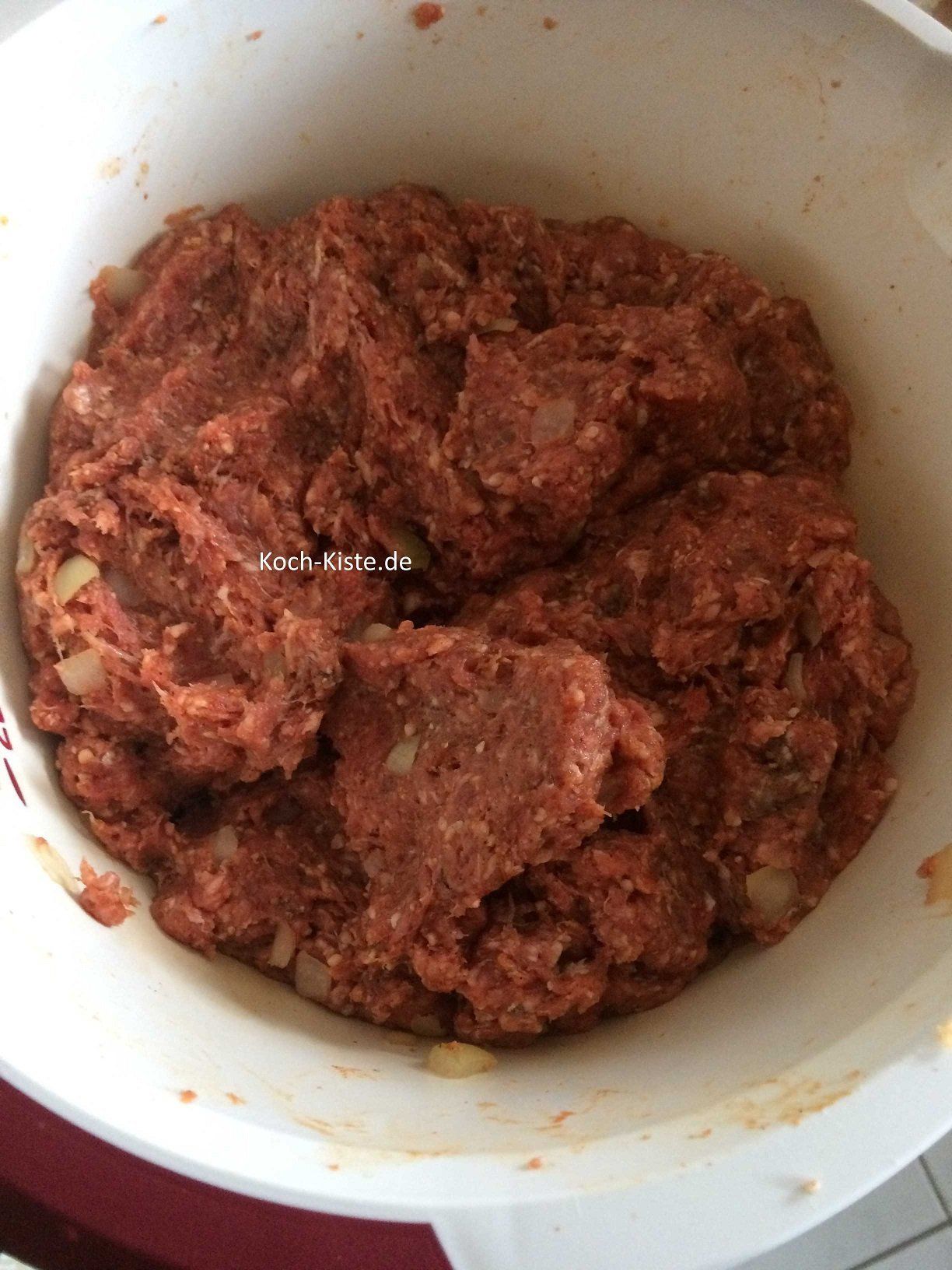 Zutaten in eine Rührschüssel geben und zu einen Teig verkneten