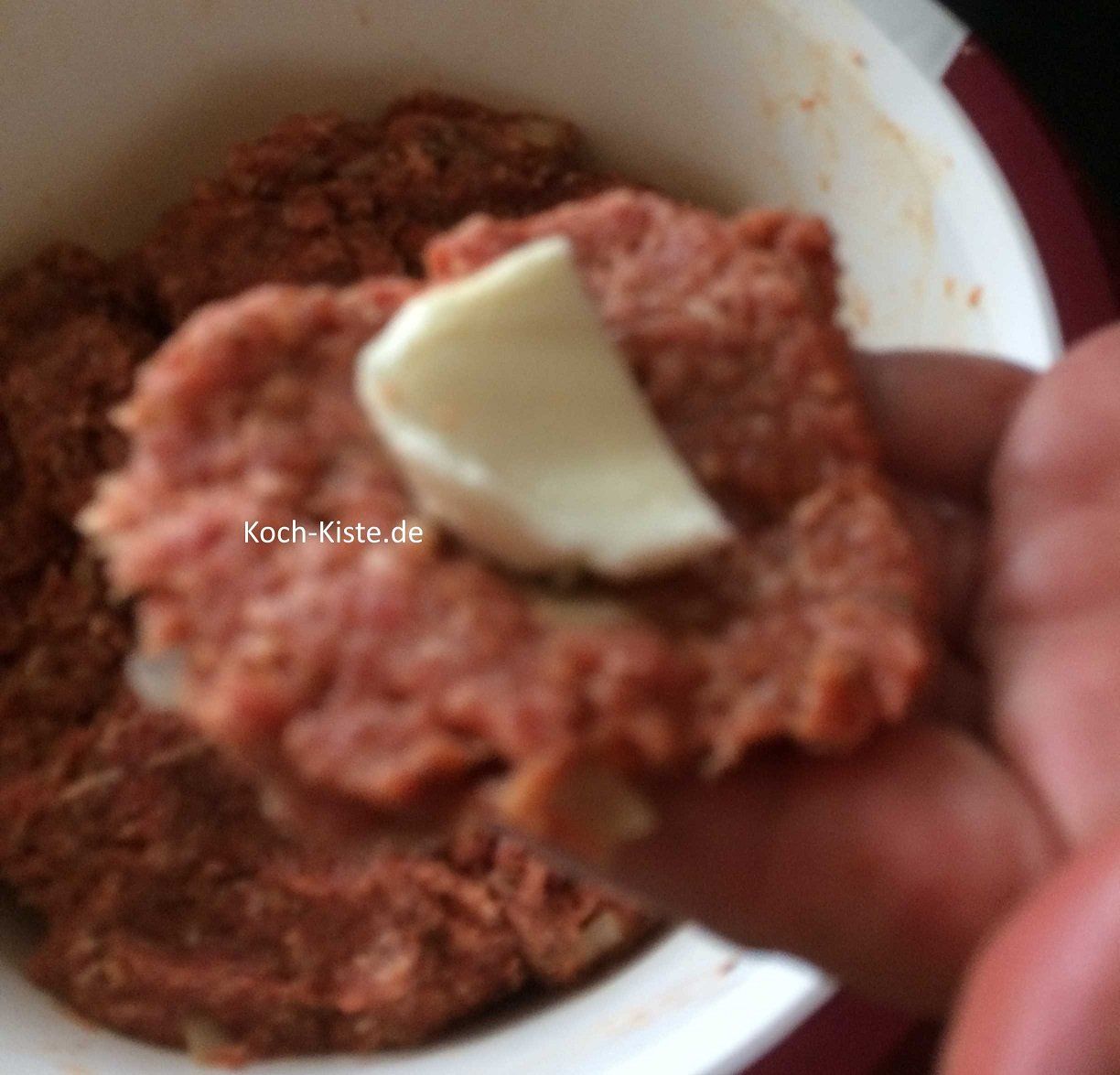 etwas Hackteig nehmen und Mozarella drauf legen