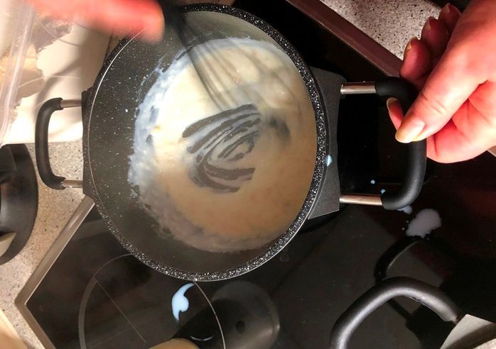 jetzt gießt Du etappenweise die Milch hinzu- dabei musst Du rühren was das Zeug hält :-) damit keine Klumpen entstehen