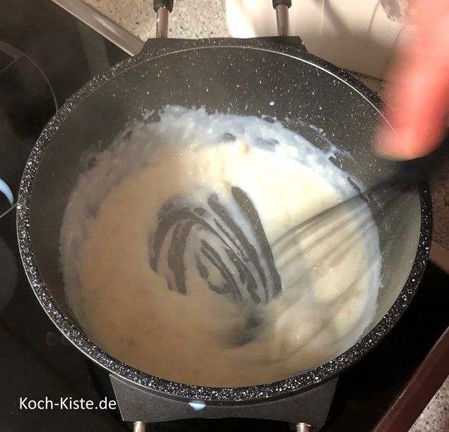 jetzt wird unter ständigem Rühren - etappenweise- die Flüssigkeit hinzu gegossen