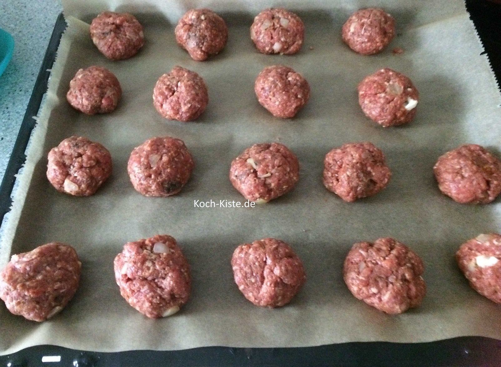 Frikadellen auf das Backblech legen
