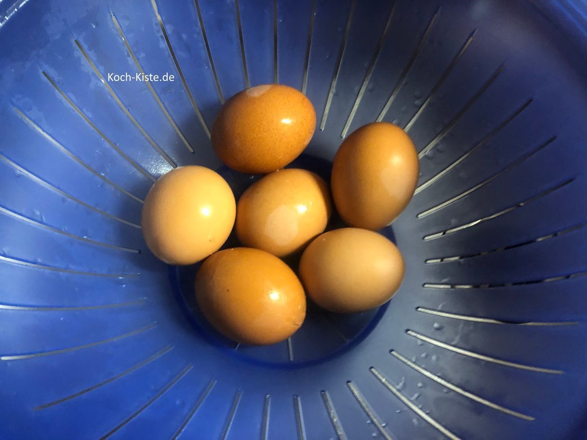 kippe nach 10 Minuten Kochzeit die Eier in ein Küchensieb und spüle sie mit kaltem, fließendem Wasser ab