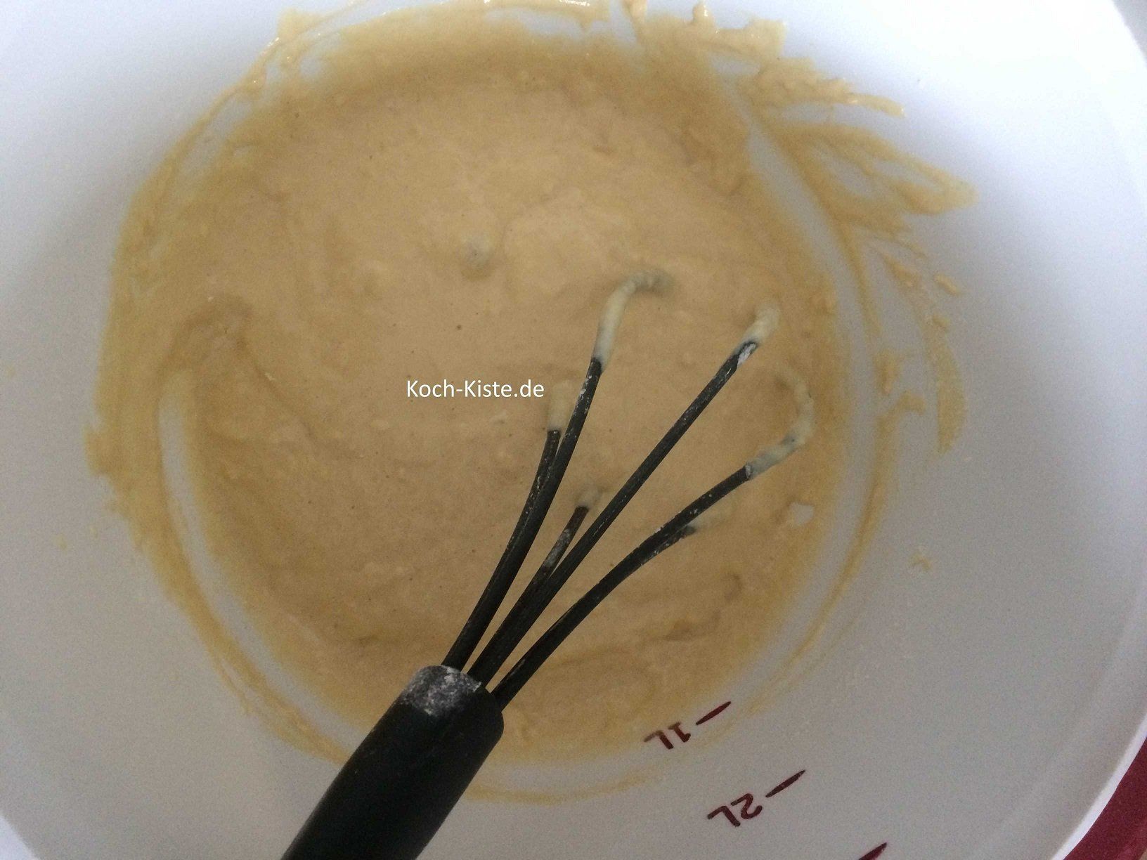 Eigelb,Mehl Und Milch verrühren