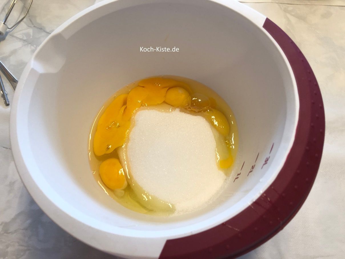 stelle die Rührschüssel auf die Küchenwaage auf 0 und wiege den Zucker ab