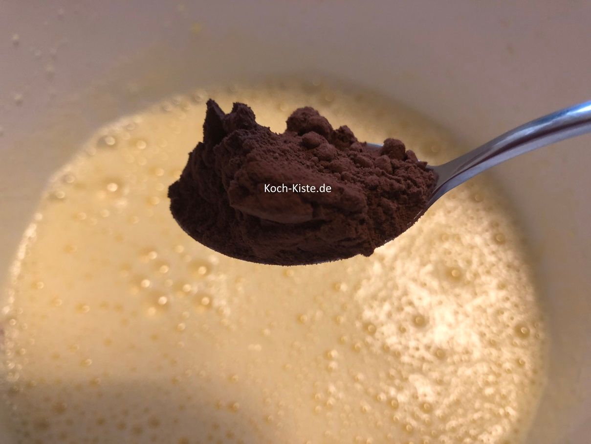 gebe zu der cremigen Masse 1 gehäuften Teelöffel Backkakaopulver