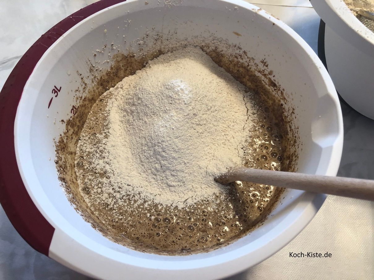 wiederhole den Vorgang, bis das ganze Dinkelmehl durchgesiebt ist